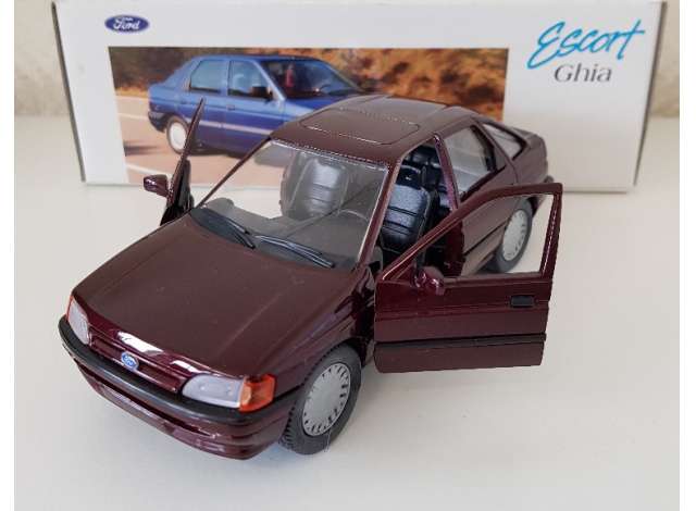 | Escort Ghia Burgundy-red | 1:24 | Schabak | schabak20010bg | Tom's Modelauto's
