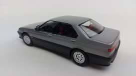 Alfa Romeo  - 164 Q4 1994 silver grey - 1:18 - Triple9 Collection - 1800323 - T9-1800323 | Toms Modelautos