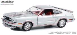 Ford  - Mustang 1978 silver/red - 1:18 - GreenLight - 13670 - gl13670 | Toms Modelautos