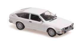 Alfa Romeo  - Alfetta GTV  1976 white - 1:43 - Maxichamps - 940120121 - mc940120121 | Toms Modelautos