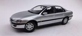 Opel  - Omega B 1996 silver - 1:18 - Triple9 Collection - 1800430 - T9-1800430 | Tom's Modelauto's