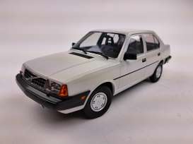 Volvo  - 340 1987 white - 1:18 - Triple9 Collection - 1800412 - T9-1800412 | Toms Modelautos