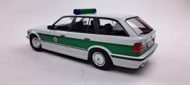 BMW  - 5-series E34 Touring 1996 white/green - 1:18 - Triple9 Collection - 1800405 - T9-1800405 | Toms Modelautos