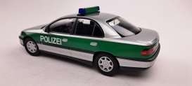 Opel  - Omega B 1996 silver/blue - 1:18 - Triple9 Collection - 1800435 - T9-1800435 | Toms Modelautos