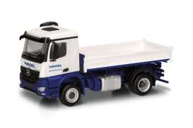 Mercedes Benz  - Arocs M 4x4 white/blue - 1:87 - Herpa - H0318181 - herpa318181 | Toms Modelautos